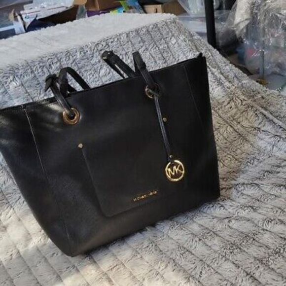 Voyager Large Saffiano Leather Tote Bag in BLACK - Sale  Michael Kors Large black leather tote
